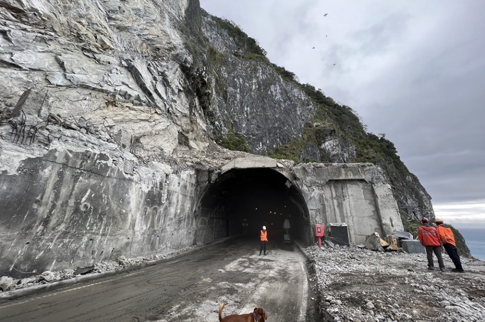 台9線蘇花公路159k+300處（大清水隧道南口）年初發生無預警大規模落石崩坍。（取自公路總局：公路人臉書）