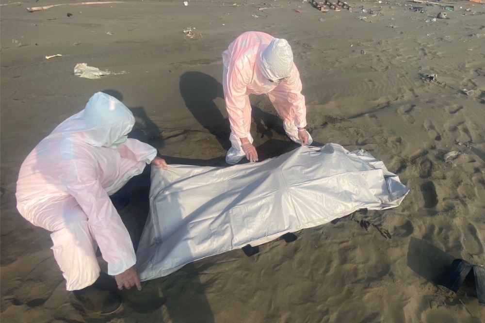 目前發現的20具浮屍，其中9人證實是台灣人、7人是越南籍。圖為台南七股岸際發現擱淺浮屍。（翻攝畫面）