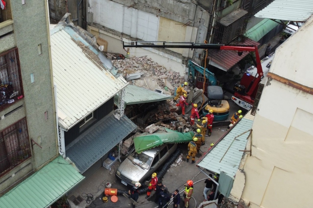 台中一棟民宅倒塌，消防人員到場救援。（台中消防局提供）