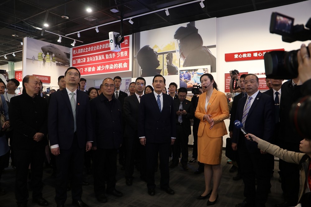 前總統馬英九30日上午參訪中國武漢市檔案館的「英雄城市抗擊新冠肺炎疫情武漢保衛戰專題展」。（馬英九辦公室提供）