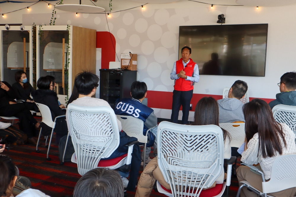 郭台銘在美東時間3月29日上午，與馬里蘭大學台灣同學會相見歡，暢談AI發展如何改變產業競爭力。（郭台銘辦公室提供）