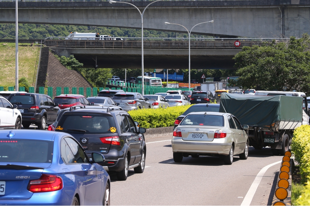 今天為清明連假首日，高公局預估，國道全日交通量將達124百萬車公里。（資料照片／張哲偉攝）