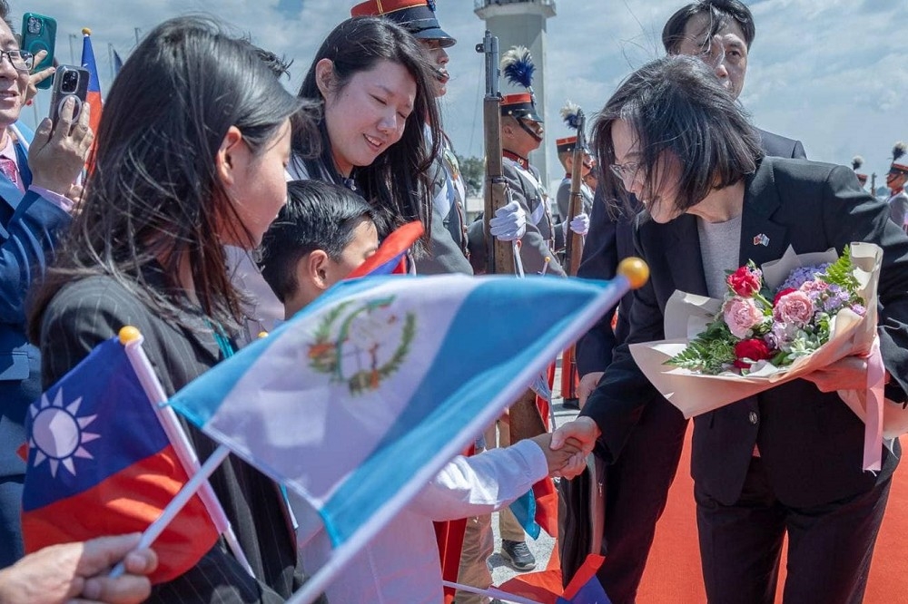 蔡總統抵達瓜地馬拉，受當地僑胞熱烈歡迎。（取自蔡英文總統臉書）