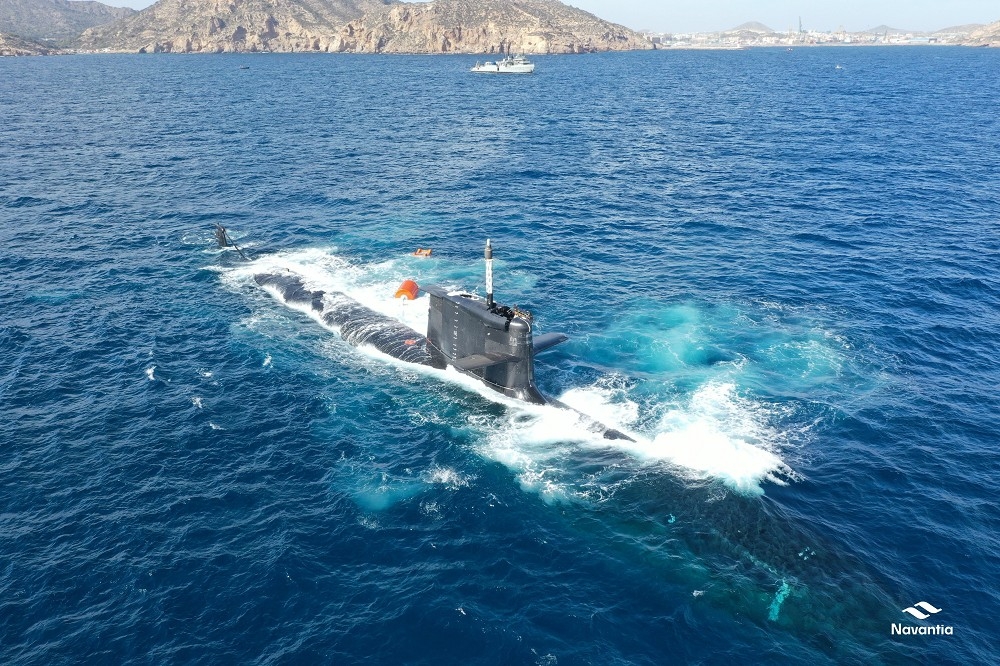 「艾薩克．佩拉爾號」柴油攻擊潛艦在卡塔赫納近海水域，完成首度靜態下潛測試。（取自 Navantia公司）