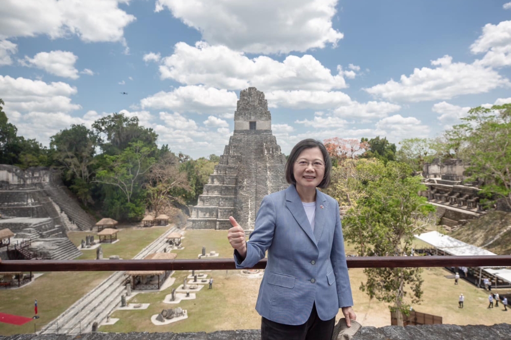 蔡英文於當地時間1日和瓜地馬拉總統參訪蒂卡爾國家公園，並與神殿古蹟合影。（總統府提供）
