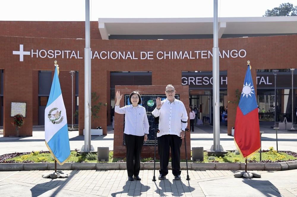 總統蔡英文（左）於瓜地馬拉當地時間2日上午出席齊瑪德南戈（Chimaltenango）醫院贈交儀式。（取自賈麥岱推特）