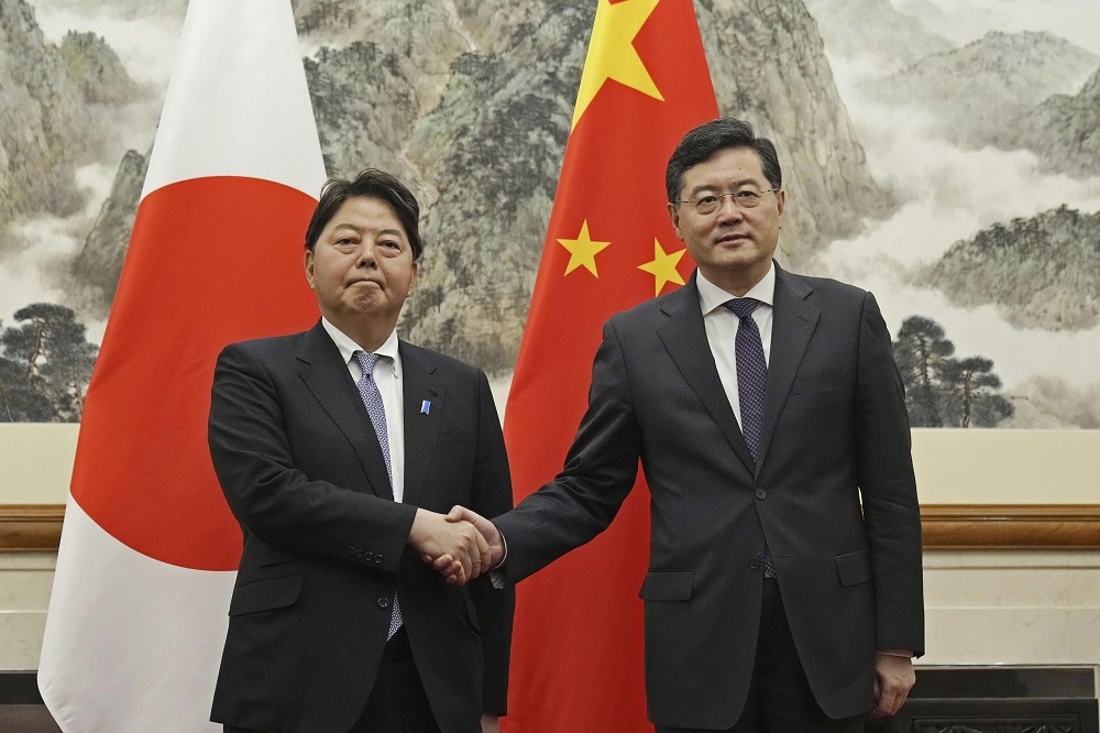 日本外務大臣林芳正（左）2日在北京與中國國務委員兼外交部長秦剛（右）舉行會談，此為兩人首度會晤。（美聯社）