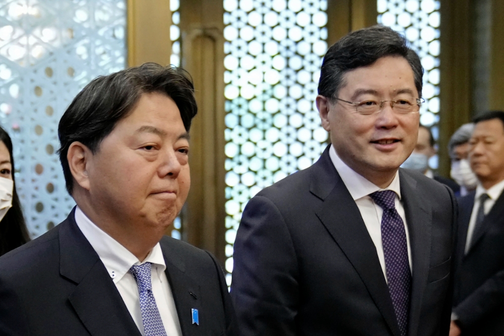 日本外務大臣林芳正（左）與中國外長秦剛會晤，林芳正重申台灣海峽和平穩定的重要性，外交部表示感謝。（美聯社）