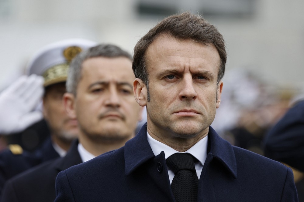 法国总统马克宏宣布，今年将出台「安乐死」法案草案。图为他3月31日参加阵亡GIGN特种部队成员葬礼。（美联社）(photo:UpMedia)