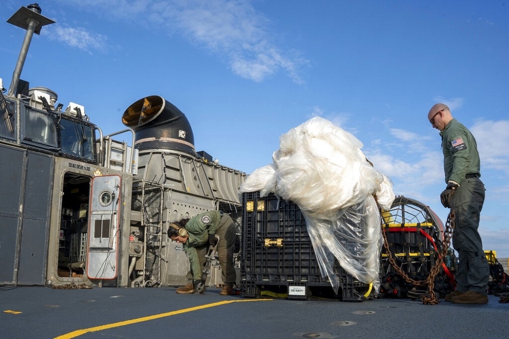 白宮與五角大廈表示，中國間諜氣球尚在研究分析。圖為美軍將打撈的氣球殘骸以LCAC氣墊登陸艇送往岸上。（美聯社）