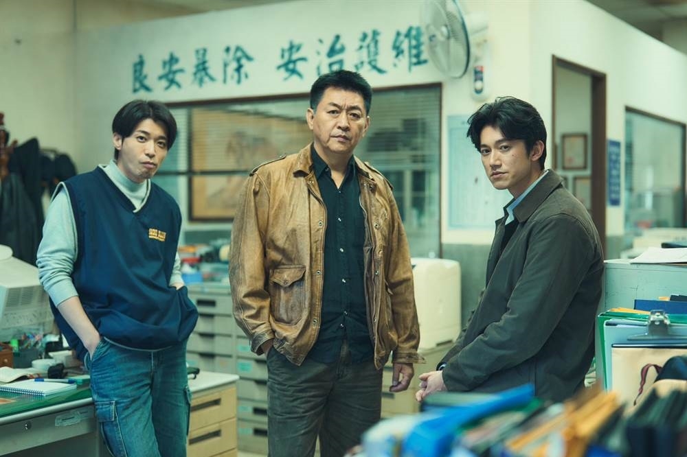 吳慷仁（右起）、庹宗華、侯彥西在懸疑新劇《模仿犯》飾演檢察官與刑警，三人剛開始互看不順眼，但隨著查緝兇手的過程，默契越來越好。（Netflix提供）