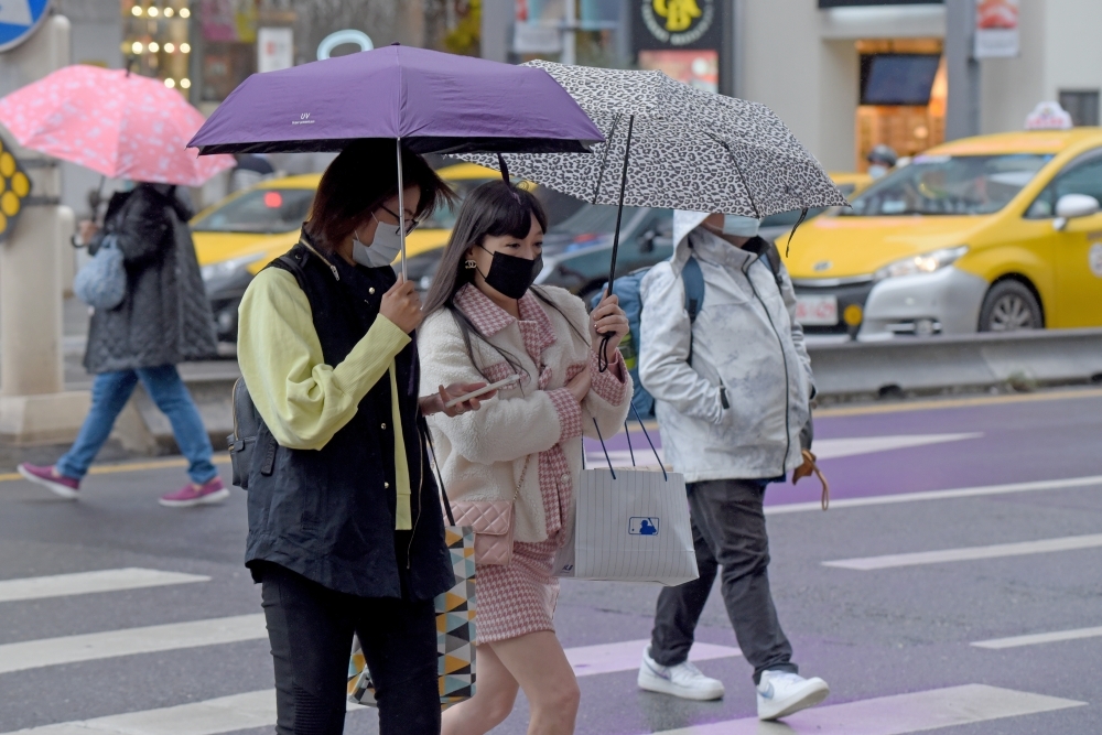 清明連假收假日將變天，全台轉有雨天氣，另菲律賓東方海面恐形成今年第一號颱風「珊瑚」。（資料照片／張哲偉攝）