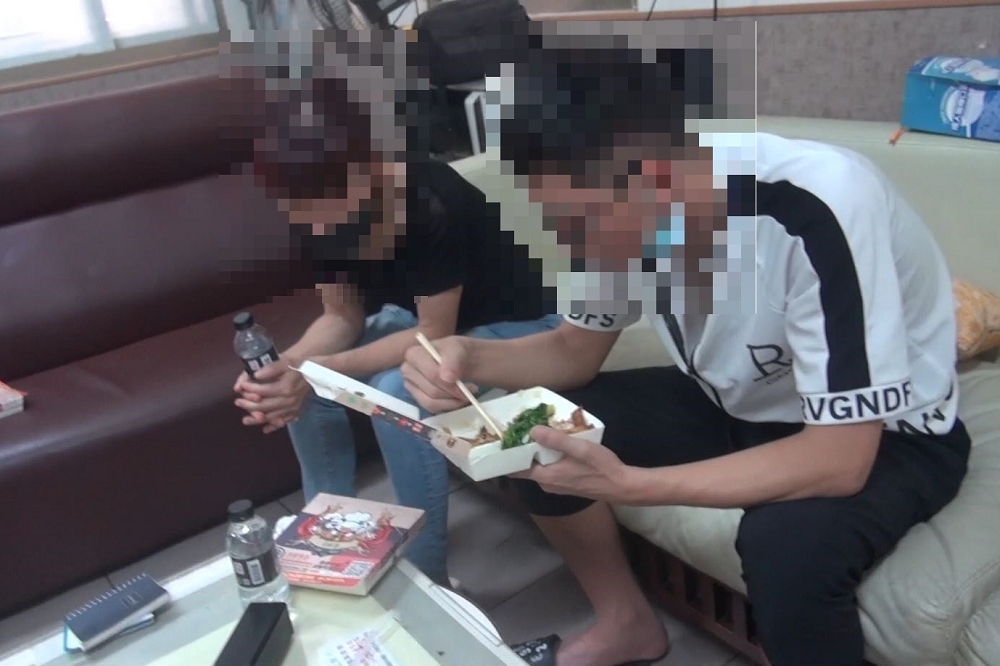 台中市刑大日前逮捕一對相差24歲的母子戀毒鴛鴦。（警方提供）