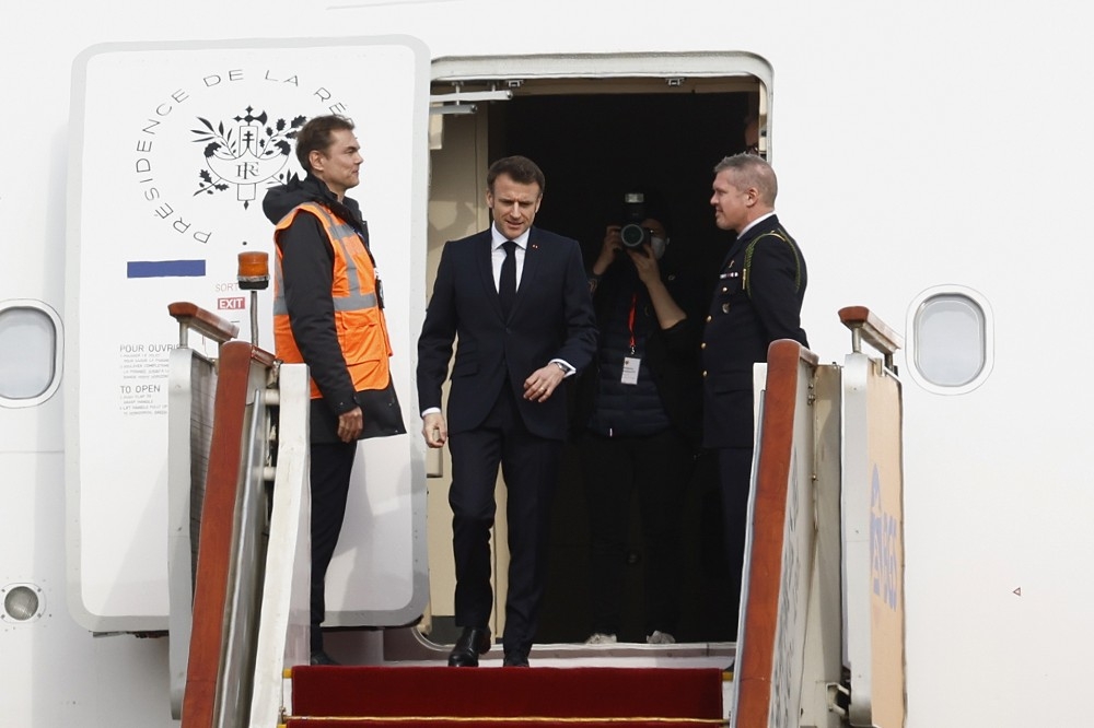 法國總統馬克宏5日飛抵北京展開訪問行程，預計6日與習近平會面。（美聯社）
