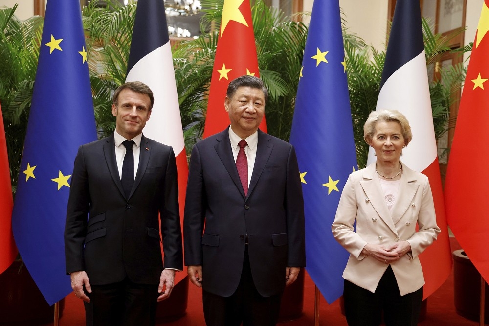 歐盟委員會主席馮德萊恩（右）、法國總統馬克宏（左）與中國國家主席習近平舉行三方會晤。（美聯社）