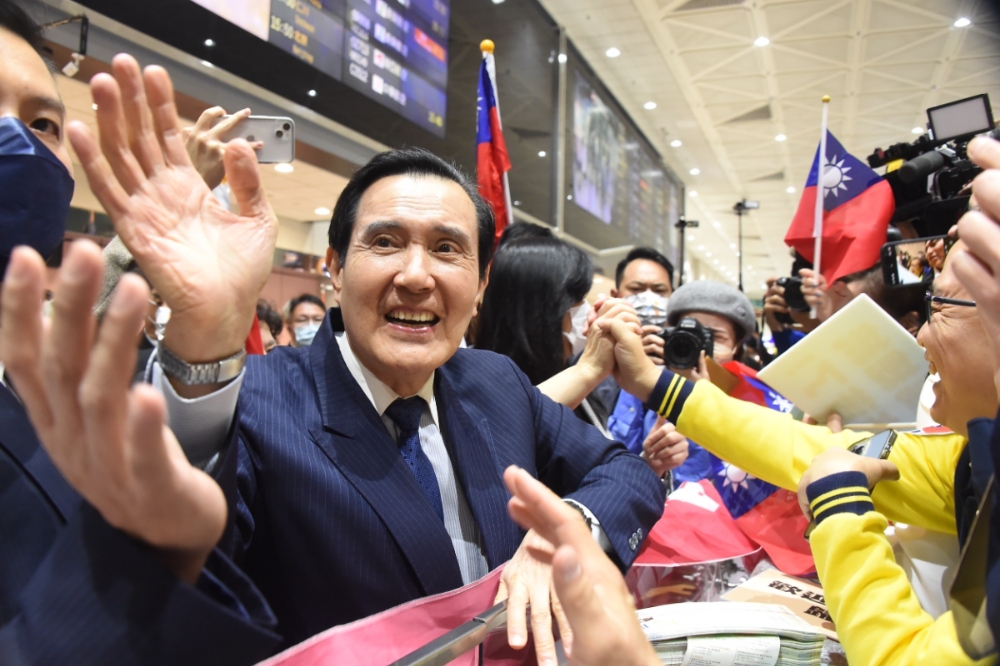 馬英九7日結束中國祭祖活動，在機場與支持者握手致意。（張哲偉攝）