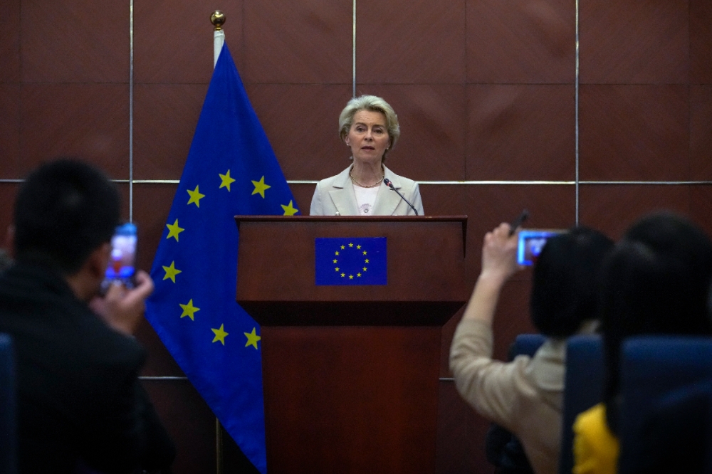 歐盟執委會主席馮德萊恩訪中時強調台海安全不接受武力威脅。（美聯社）