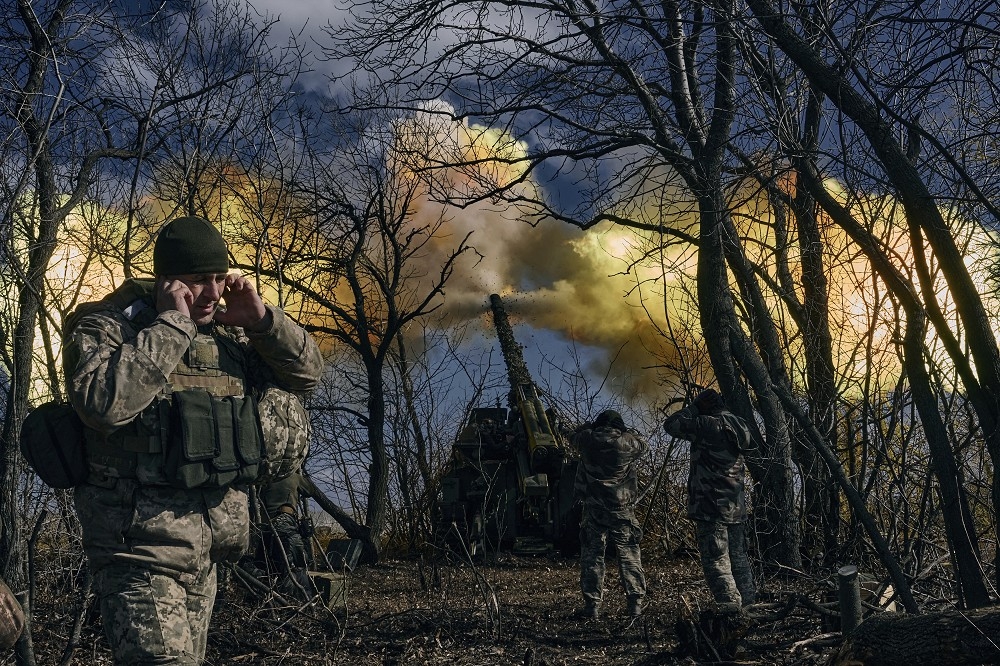 巴赫姆特的烏軍正以榴彈砲攻擊俄軍。（美聯社）