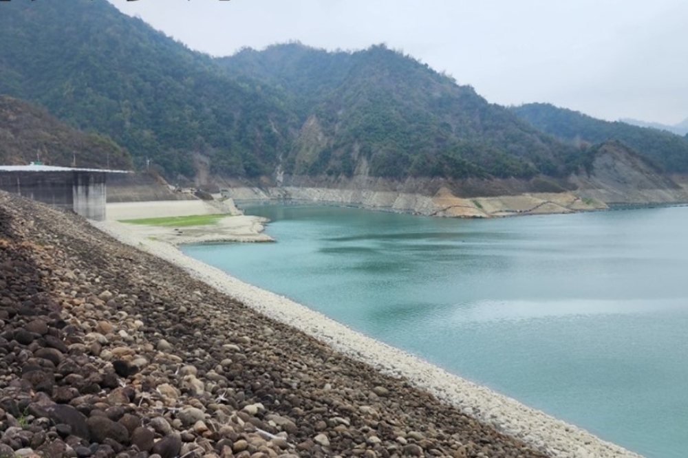 陳建仁今天（8日）視察供水情形表示，曾文水庫現有蓄水量，推估到6月可不用太擔心。（取自粼波南水臉書）