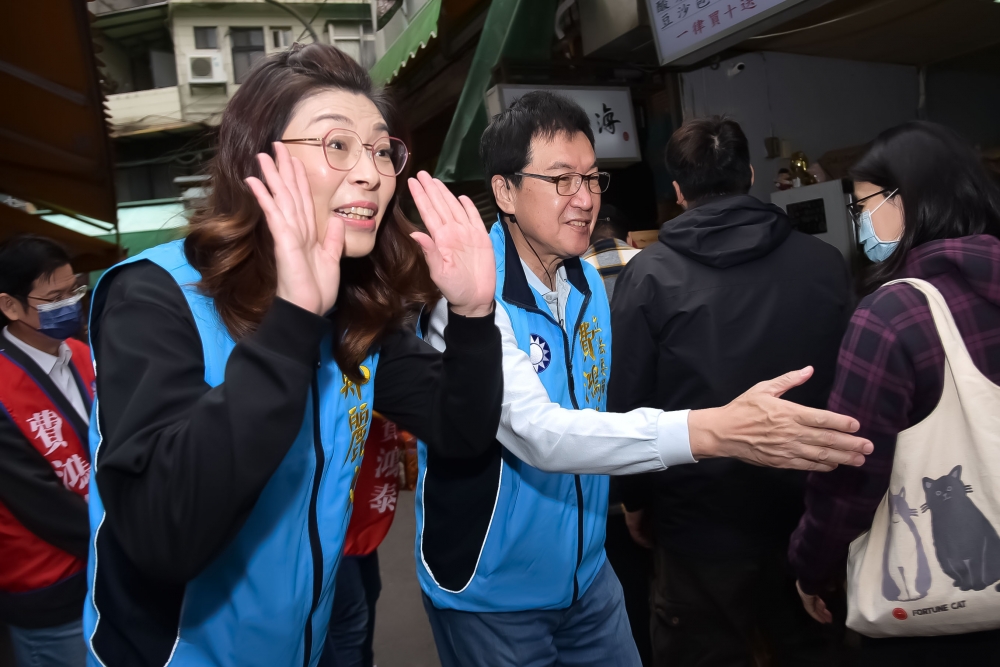 費鴻泰今天（9日）上午在國民黨立委鄭麗文陪同下，一同前往永春市場拜票。（楊約翰攝）