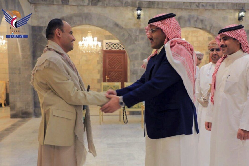 「青年運動」領導人馬沙特（左）與沙國駐葉門大使會晤。（美聯社）