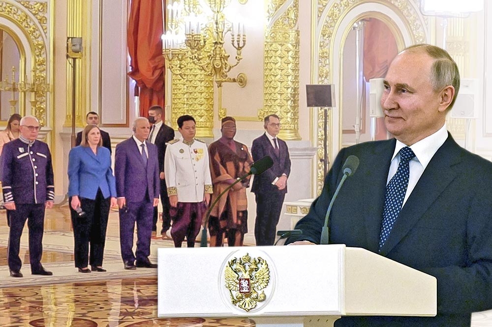俄國總統普丁對著一群外國大使「訓話」，結果沒人拍手捧場。（合成畫面／美聯社）