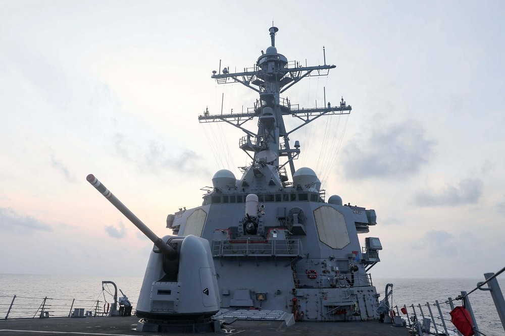 美軍神盾驅逐艦「米利厄斯號」在南海執行任務。（翻攝第七艦隊）