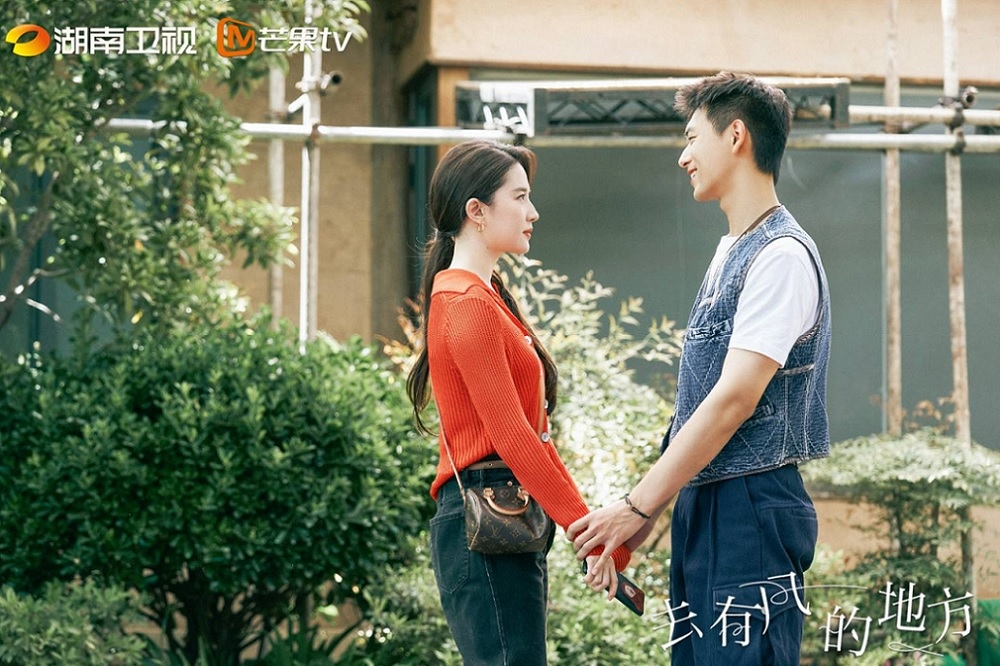中國流量女星劉亦菲（左）、李現主演《去有風的地方》，近日拿下Netflix台灣收視第2名，兩人之間的溫暖CP感受到觀眾喜愛。（取自去有風的地方微博）