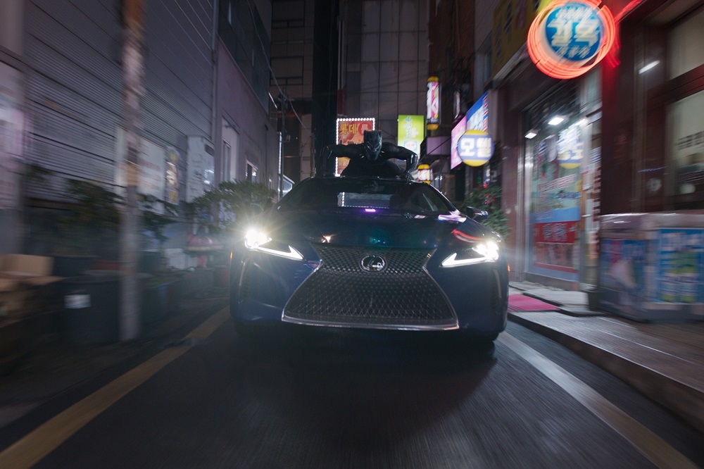 《黑豹》首部曲中，Lexus旗艦轎跑LC 500 Limited Edition以風馳藍車色華麗現身，作為黑豹的專屬坐駕，擁有無與倫比的操控力，及馳騁時的磅礡氣勢，襯托主角不凡的獨到品味。(和泰汽車提供)
