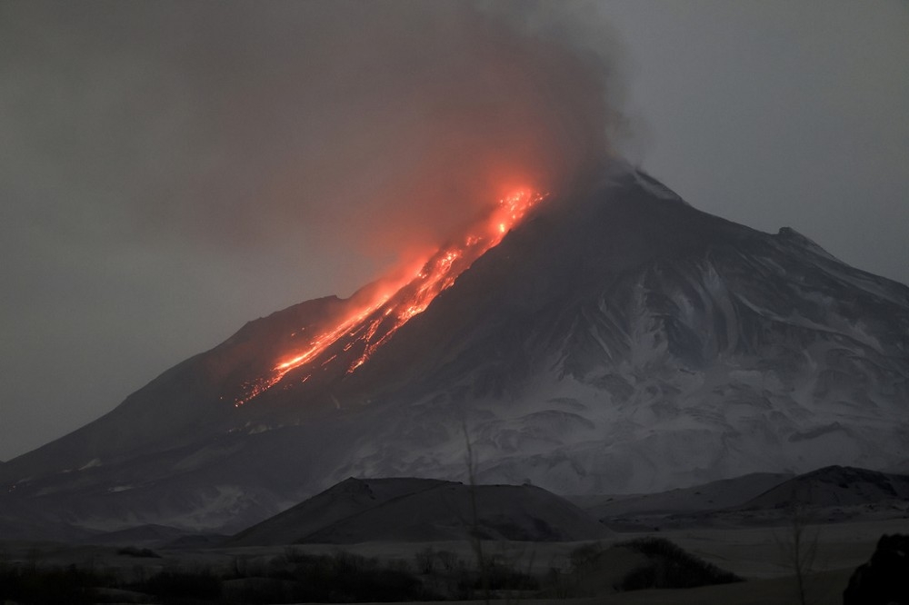 舍維留奇火山日前曾發生地震，於今日噴發，形成的大量火山灰雲恐影響國際航班。（美聯社）