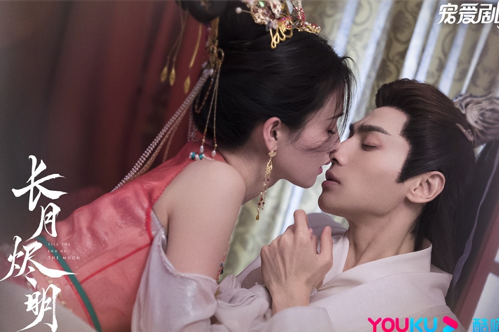 中國流量女星白鹿（左）、羅雲熙主演的古裝劇《長月燼明》正在熱播中，昨晚祭出纏綿床戲，兩人磨鼻舔吻，從地上親到床上，激情滿滿。（取自長月燼明微博）
