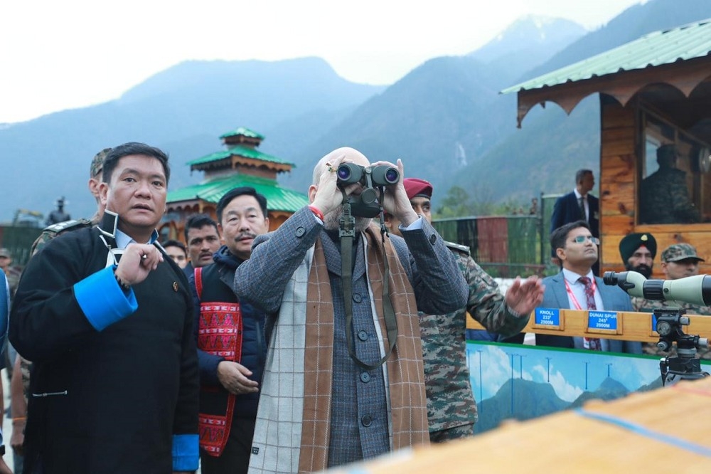 印度中央政府內政部長夏哈，在當地藏人官員陪同下前往邊境哨所視察，並持望遠鏡遠眺對峙的中國軍隊。（取自夏哈推特）