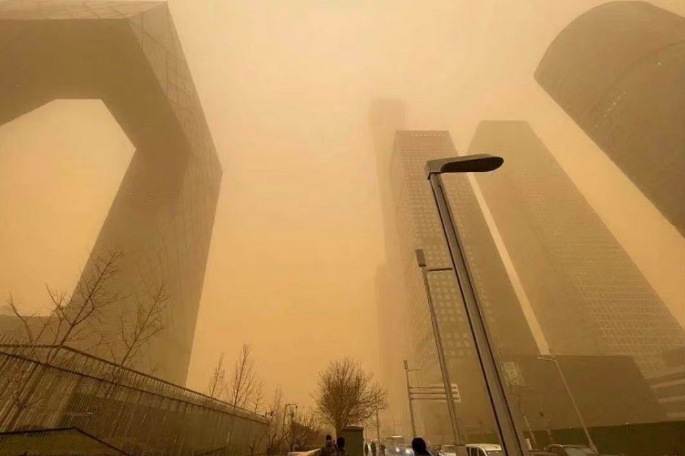 嚴重沙塵暴席捲中國18個省份。（取自微博）