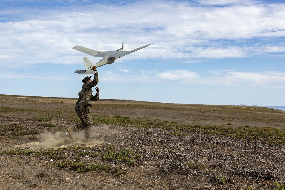 美國軍工產業將於5月組團訪台，針對無人機與各式彈藥生產合作進行討論，圖為美軍人員正在施放無人機。（取自DVIDS網站）