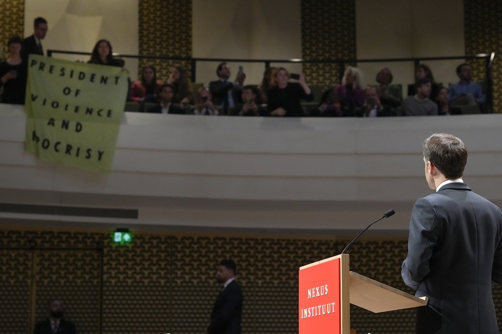 法國總統馬克宏11日在海牙以「歐洲主權」為題發表演說，才剛開始就遭反年改的抗議民眾打斷。（美聯社）