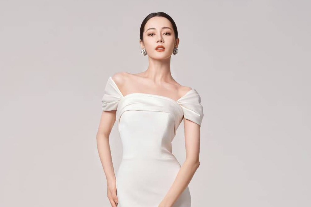 中國頂流女星迪麗熱巴近期接連官宣成為Dior品牌大使和中國彩妝代言人，但Dior日前最新廣告宣傳照被指「辱華」，迪麗熱巴沈默不表態，讓中國炸鍋直喊封殺。（取自微博）