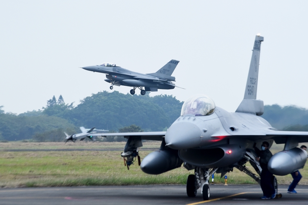國軍新購F-16V block70戰機與岸置飛彈，國防部指出，未來都會部署在東部，以抵抗外來兵力侵犯。圖為F-16V。（資料照片／張哲偉攝）