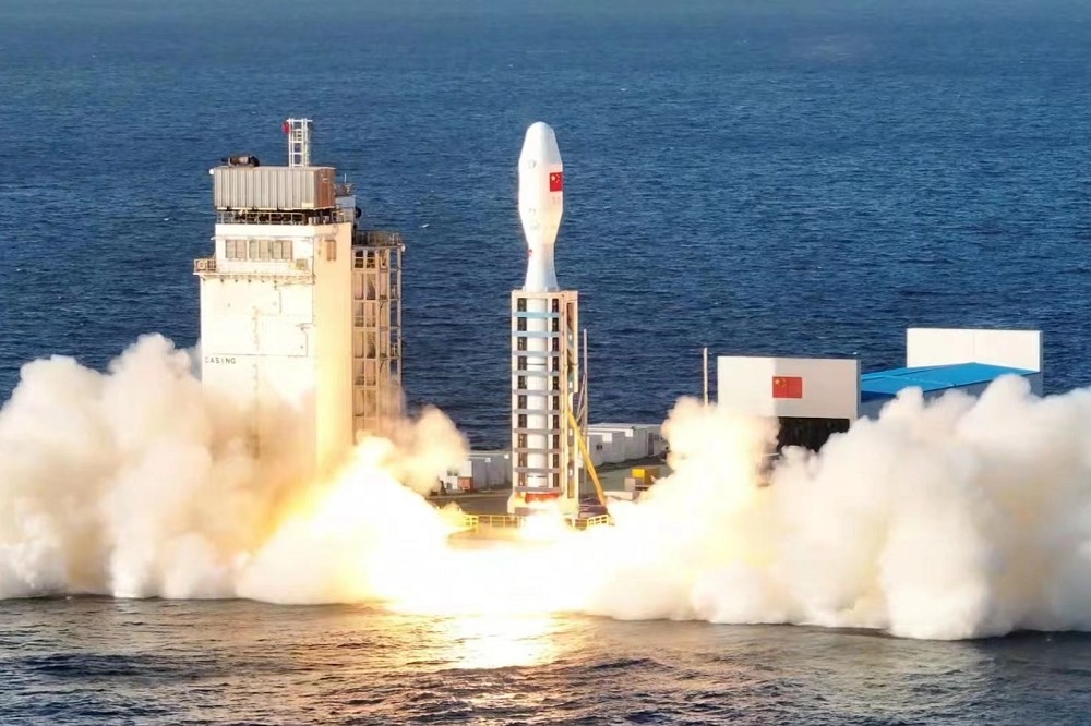 中國海事單位發布通報，證實16日將有火箭殘骸掉落，圖為去年12月中國在東海區域進行火箭發射任務。（取自中國運載火箭技術研究院網站）