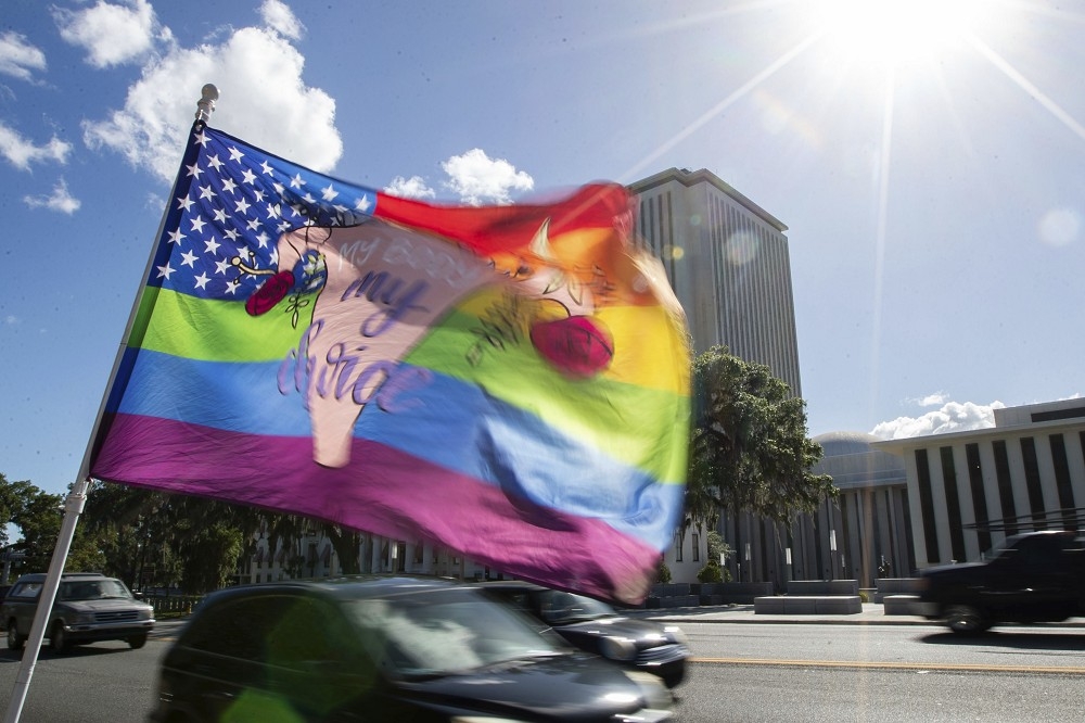 一面寫著「我的身體，我的選擇」的旗幟在佛州國會大廈的對街飄揚，抗議該州議會通過墮胎禁令。（美聯社）