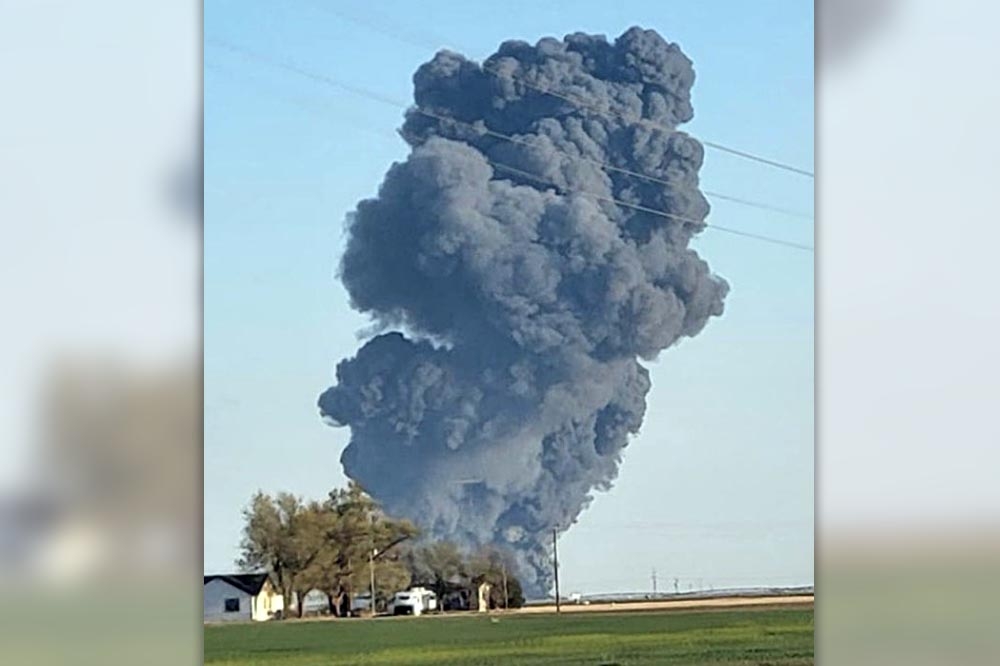 德州一家牧場發生爆炸，造成逾1.8萬隻乳牛死亡。（取自Breaking 4 News推特）