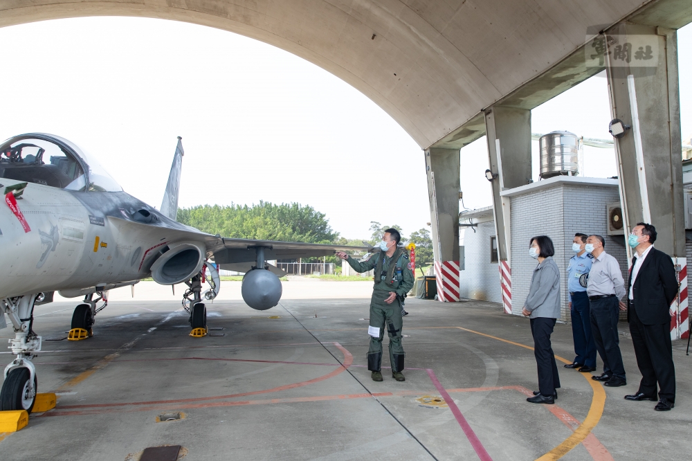 總統蔡英文今天（14日）上午前往台中視導「空軍第三戰術戰鬥機聯隊」，實地了解任務整備情形。（總統府提供）