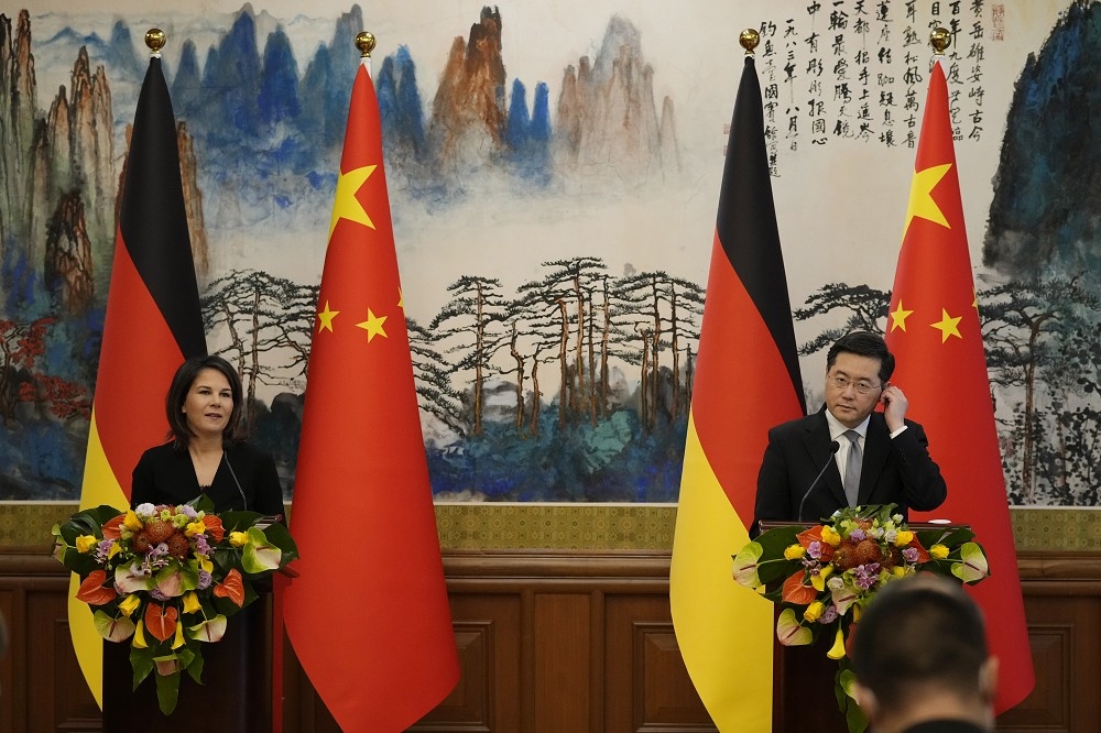 德國外長貝爾伯克（左）與中國外長秦剛（右）14日舉行聯合記者會。（美聯社）