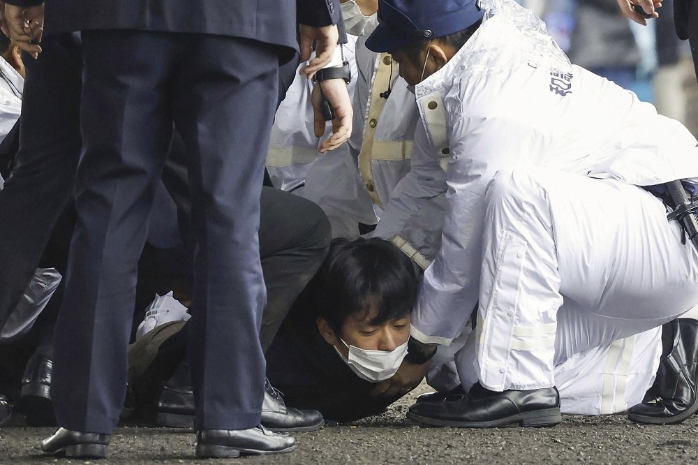 日本首相岸田文雄15日遭人投擲爆裂物，當場逮捕一名男性嫌犯，身分已知是24歲的木村隆二。（美聯社）