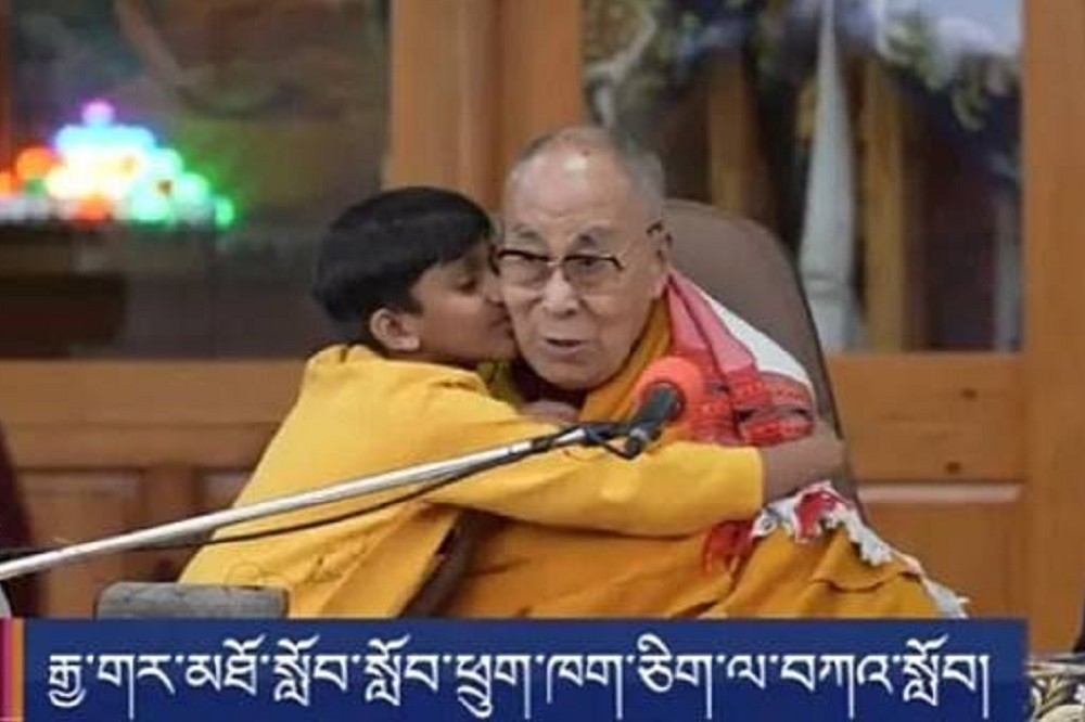 在對待達賴喇嘛「舌頭門」的問題上，你是什麼人，你就看到什麼。（作者提供）