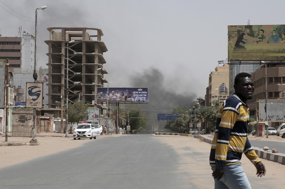 蘇丹政府軍與武裝團體協商不成爆發衝突，雙方人員在首都喀土穆街道上交火。（美聯社）
