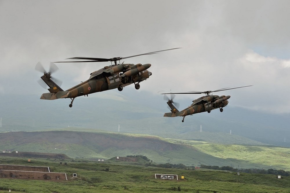 陸自失事的UH-60JA直升機，部分殘骸與人員遺體已被尋獲，將展開打撈；圖為同型機種。（取自日本陸自網站）