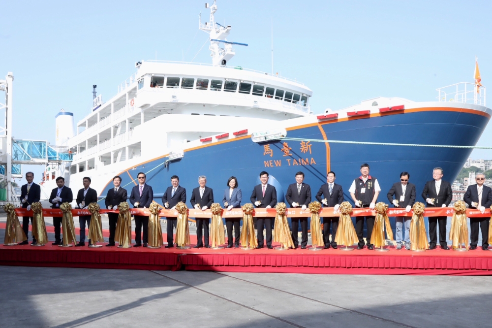 總統蔡英文、行政院長陳建仁等人今天（16日）參與新台馬輪首航儀式。（王侑聖攝 ）