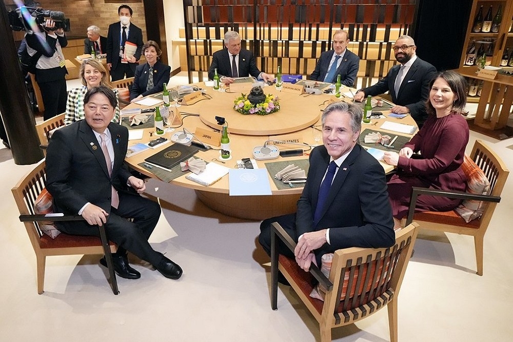 G7外長會議16日晚間開幕，日本外務大臣林芳正（前左）、美國國務卿布林肯（前中）與德國外長貝爾伯克（前右）等人與會。（取自日本外務省推特）