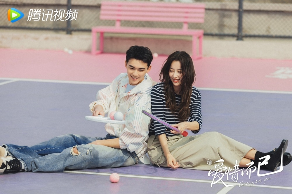 吳磊、周雨彤主演的姐弟戀新劇《愛情而已》，一上架台灣 Netflix就衝上第5名，周雨彤劇中造型也成OL職場穿搭指南。（取自愛情而已微博）