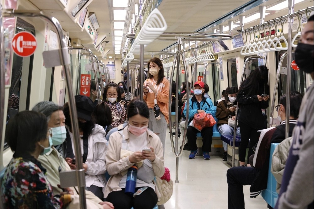 捷运免戴口罩首日，九成九以上的乘客都仍戴着口罩。（摄影：陈恺巨）(photo:UpMedia)